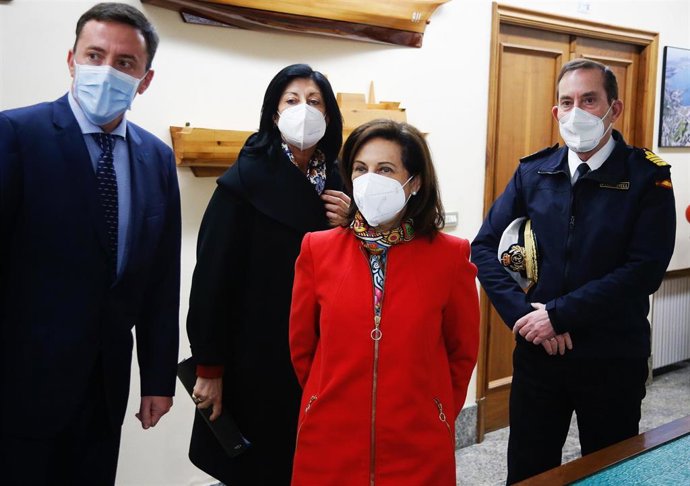 (I-D) El presidente de Navantia, Ricardo Domínguez; la secretaria de estado de Defensa, Esperanza Casteleiro; la ministra de Defensa, Margarita Robles; y el jefe de Estado Mayor de la Armada, Almirante General, Antonio Martorell Lacave, en una visita al