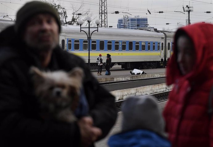 10 de marzo de 2022, Lviv, Ucrania: Un hombre murió en el tren tan cerca de la seguridad mientras los desplazados que huyen de la invasión rusa evacuan a través de la estación central en Lviv, Ucrania, el 10 de marzo de 2022.  El personal médico le prac