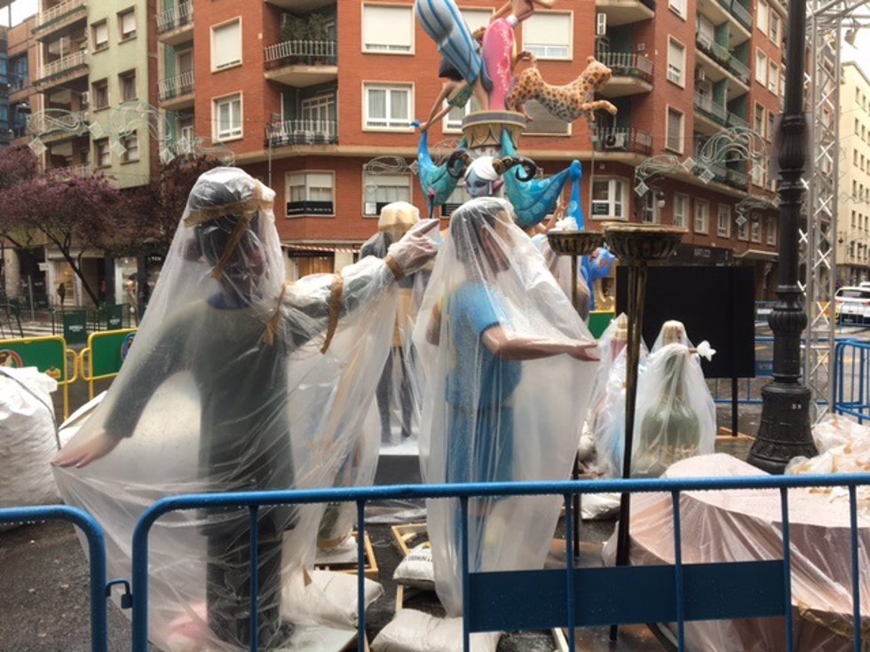 Archivo - Falla con plástico por la lluvia (archivo)