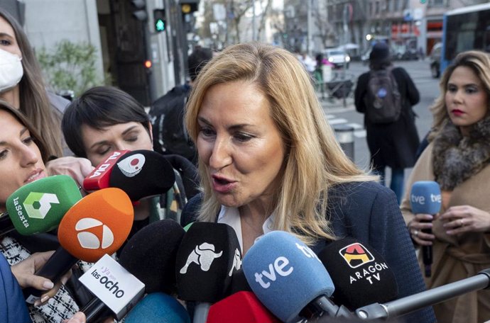 La vicesecretaria de Organización del PP, Ana Beltrán, ofrece declaraciones a los medios de comunicación a su llegada a la sede de Génova, a 23 de febrero de 2022, en Madrid (España). 