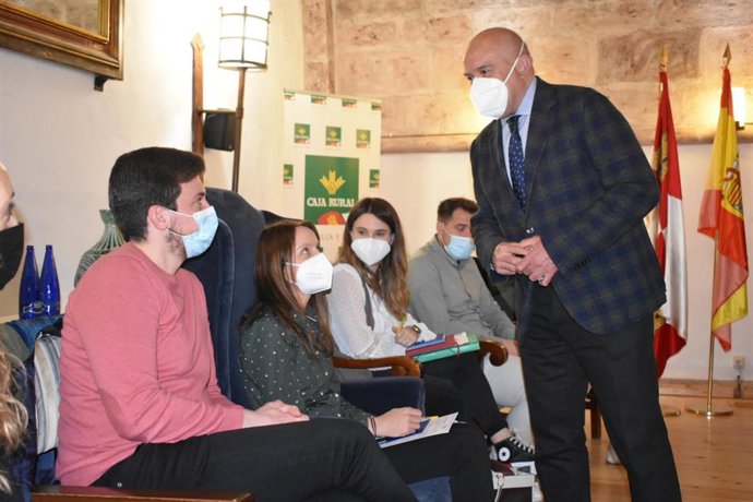 Carnero en su visita a las VII Jornadas de Jóvenes Cooperativistas de la Unión Regional de Cooperativas Agrarias de Castilla y León.
