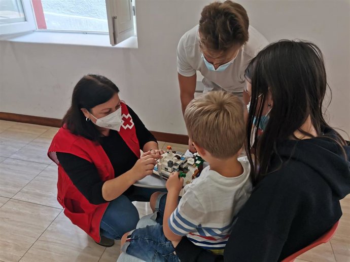 Una técnico de Cruz Roja atiende a una familia ucraniana en Tenerife