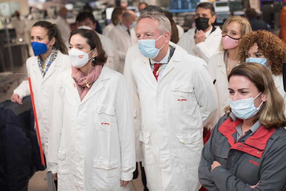 La ministra de Industria, Comercio y Turismo, Reyes Maroto, en su visita a las instalaciones industriales de Cepsa en Palos de la Frontera (Huelva).