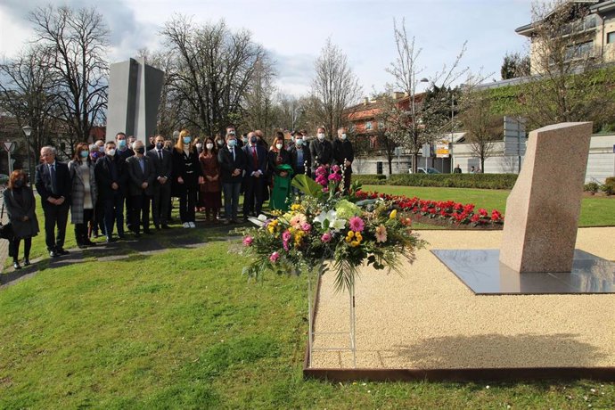 Autoridades asisten a la ofrenda floral a las víctimas del terrorismo en Irun