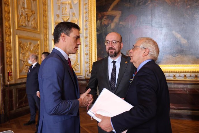 HANDOUT - 11 March 2022, France, Versailles: Josep Borrell (R), High Representative of the EU for Foreign Affairs and Security Policy, speaks with EU Council President Charles Michel (C) and Spanish Prime Minister Pedro Sanchez on the second day of the 