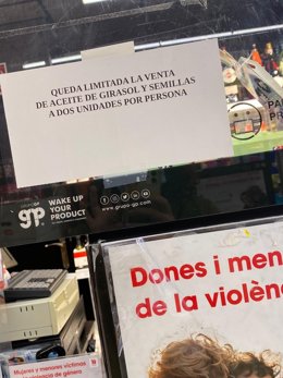 Mensaje en un supermercado advirtiendo de la limitación por persona del aceite de girasol.