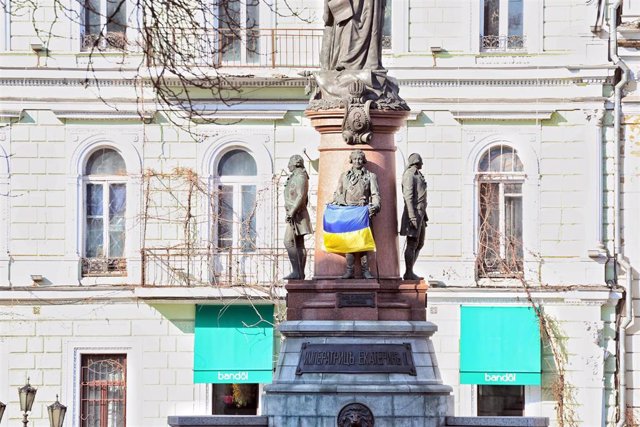 Un monumento del centro de Odesa con la bandera ucraniana durante la invasión rusa.