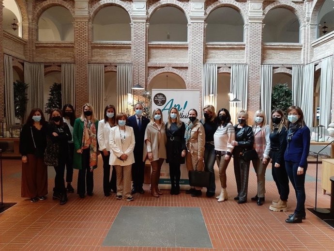 Maria Eugnia Gay amb membres de l'Associació Professional d'Empresries Ap de Lleida