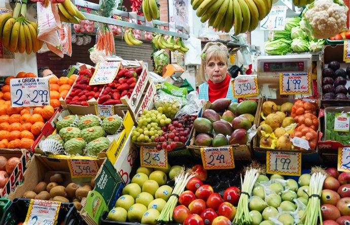 Archivo - Un comerciante de frutas del mercado de Triana.