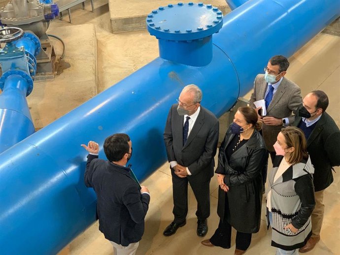 La consejera de Agricultura, Ganadería, Pesca y Desarrollo Sostenible, Carmen Crespo, visita junto al alcalde de Málaga obras en estación de bombeo de La Rosaleda