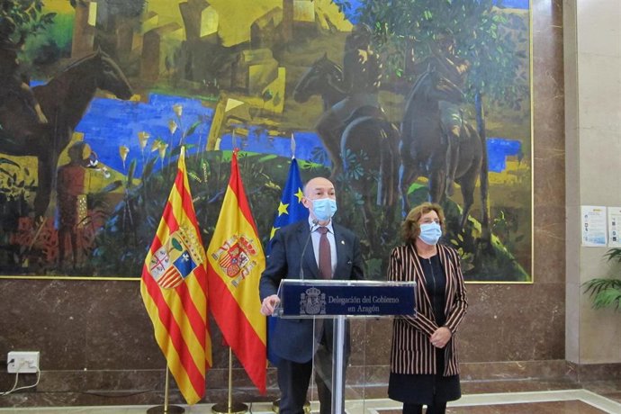 El subdelegado del Gobierno de España en Zaragoza, Fernando Beltrán, y la consejera de Ciudadanía y Derechos Sociales del Gobierno de Aragón, María Victoria Broto, atienden a los medios de comunicación tras la reunión de coordinación.