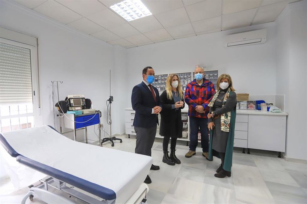 La delegada de la Junta de Andalucía en Cádiz, Ana Mestre, durante su visita a Vejer.