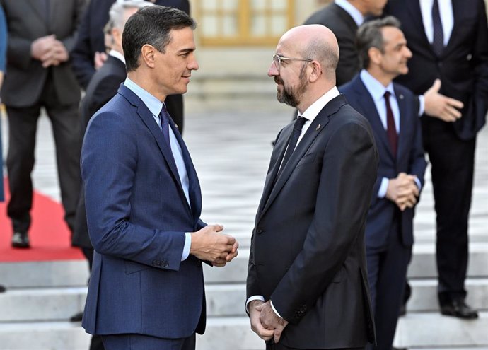 10 March 2022, France, Versailles: Spanish Prime Minister Pedro Sanchez (L) talks with European Council President Charles Michel after the family photo during the meeting of European Union EU leaders at an informal two-day meeting at the Palace of Versa