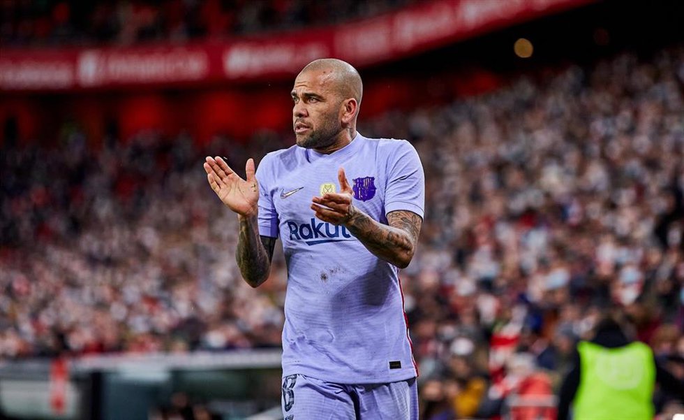 Archivo - El lateral del FC Barcelona Dani Alves durante el partido de Copa del Rey 2021-2022 ante el Athletic Club.