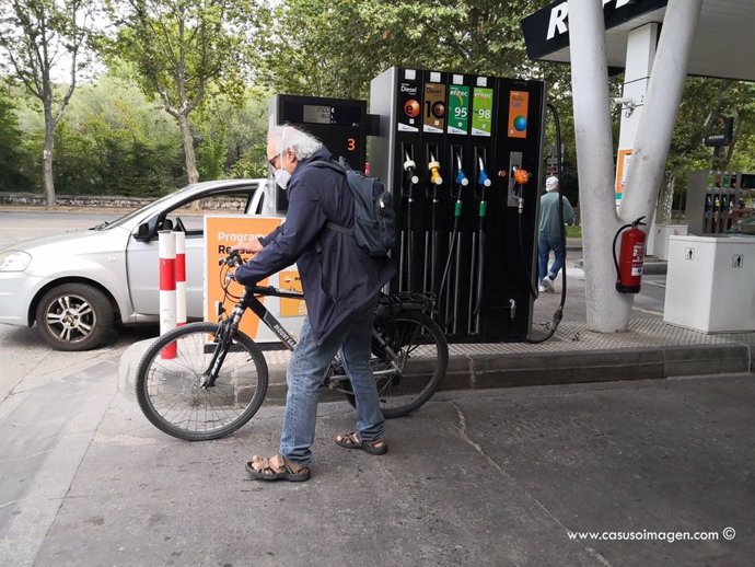 Archivo - Ciclista en una gasolinera