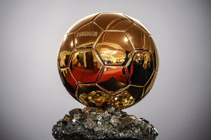 Archivo - Imagen del trofeo del Balón de Oro que concede la revista France Football