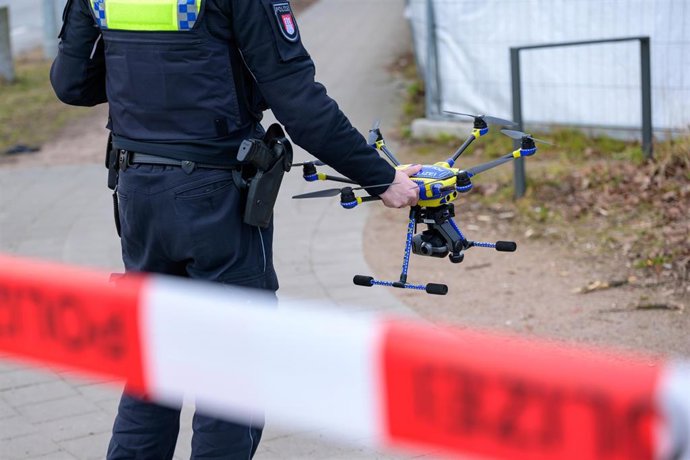 Un agente de policía con un dron