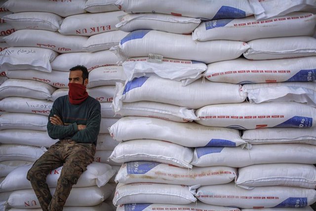 Sacos de harina apilados en Bagdad, Irak