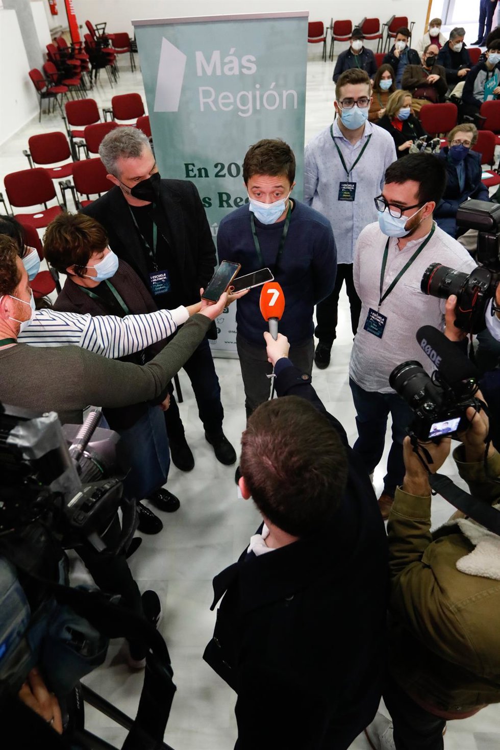El diputado nacional de Más Región, Íñigo Errejón, ofrece declaraciones a los medios antes de inaugurar la I Escuela de Militancia de Más Región de Murcia, en el Centro Municipal de Santiago y Zaraiche, a 25 de febrero de 2022, en Murcia (España). Más R
