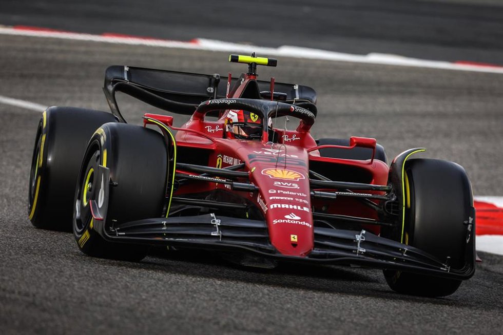 Carlos Sainz durante la segunda jornada de test de pretemporada 2022 en el Circuito de Sakhir