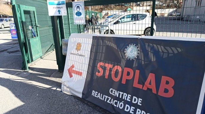 Acceso al 'stoplab' de enfrente del edificio adminsitrativo del Gobierno, en Andorra la Vella.