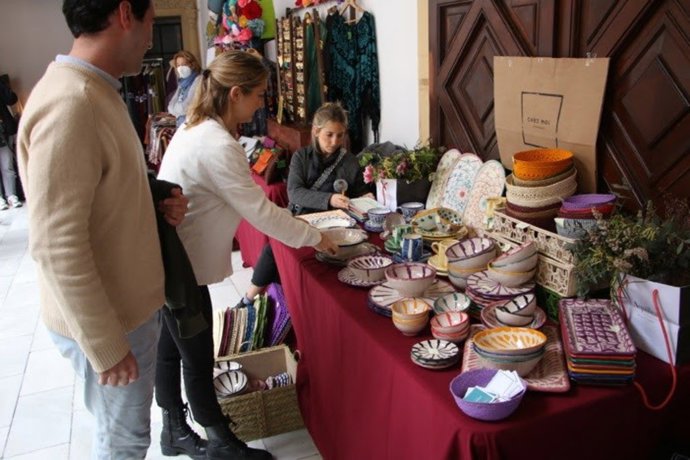 Varias personas compran en el 'Mercadito' solidario.
