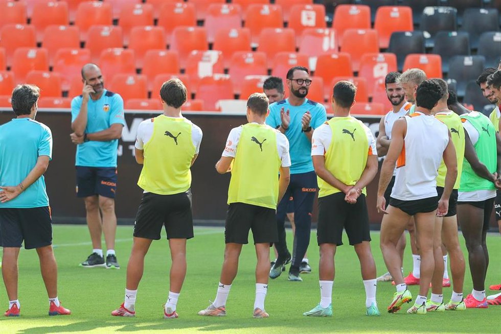Archivo - José Bordalás con jugadores del Valencia