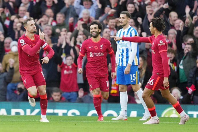 Archivo - Los jugadores del Liverpool Jordan Henderson, Mohamed Salah y Alexander Arnold celebran un gol ante el Brighton en el partido disputado en Anfield en la Premier League 2021-2022.