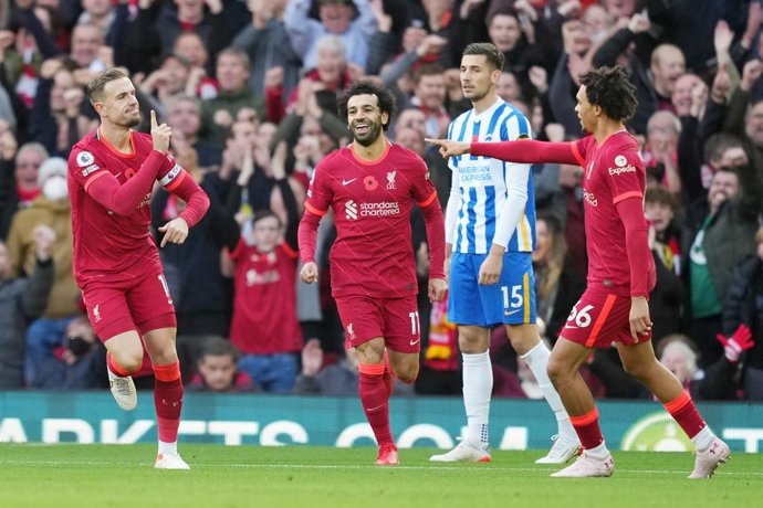 Archivo - Liverpool's Jordan Henderson celebrates scoring his sides first goal during the English championship Premier League football match between Liverpool and Brighton Hove Albion on October 30, 2021 at Anfield stadium in Liverpool, England - Photo 