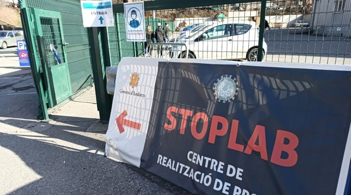 Accés a l'StopLab davant l'edifici adminsitratiu del Govern andorr