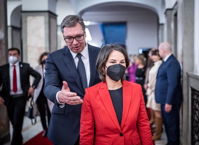 El presidente serbio, Aleksander Vucic, y la ministra alemana de Asuntos Exteriores, Annalena Baerbock.