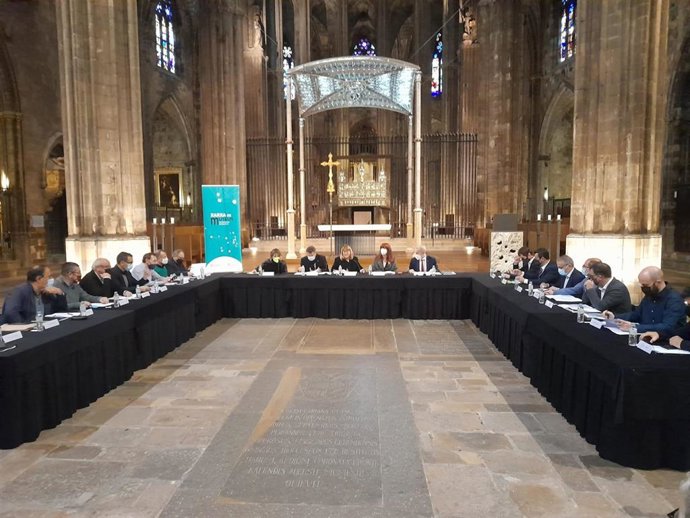 La consellera de Cultura de la Generalitat de Catalunya, Natlia Garriga, y los represetantes de la Xarxa Territorial de Museus de Girona