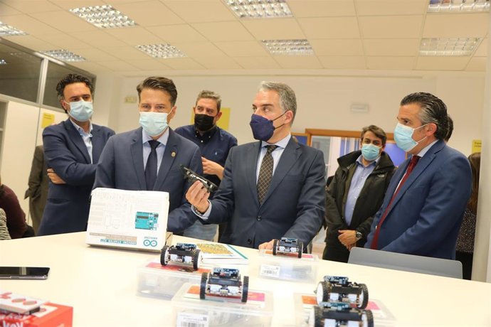 El consejero de la Presidencia, Administración Pública e Interior, Elías Bendodo, en la inauguración del Punto Vuela Guadalinfo en el municipio malagueño de Torrox, junto con el alcalde, Óscar Medina