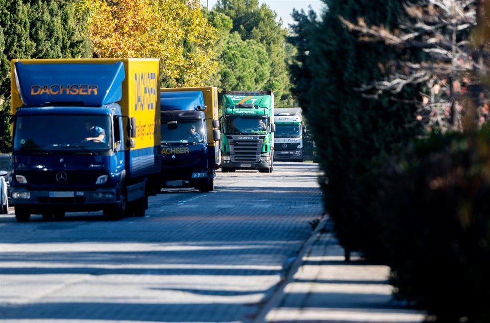 Archivo - Varios camiones circulan por una carretera, a 12 de noviembre de 2021, en Madrid (España). El departamento de Mercancías del Comité Nacional del Transporte por Carretera (CNTC) ha declarado dos jornadas de cierre patronal antes de Navidad por