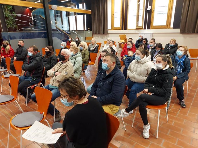 Reunió de tcnics  de l'Ajuntament de Guissona amb persones refugiades per informar sobre serveis, escolarització i activitats.