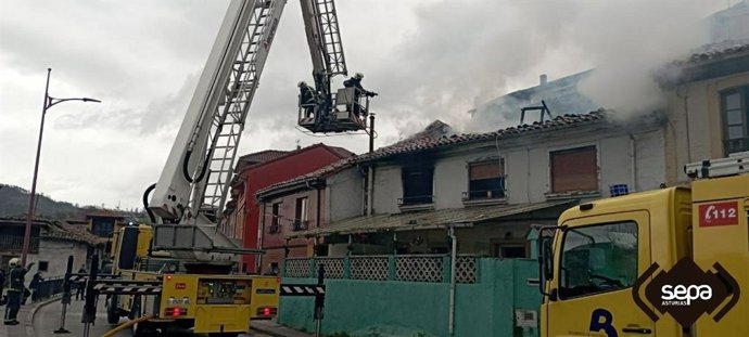 Incendio urbano en Langreo