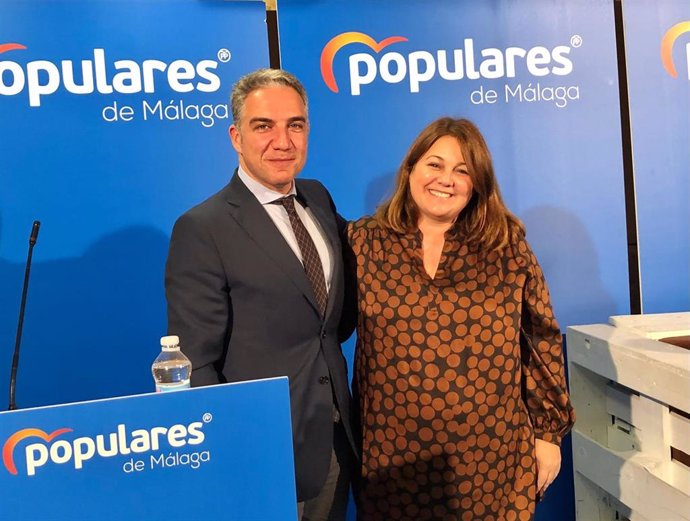 Elías Bendodo, presidente del PP de Málaga, junto a Natacha Rivas, presidenta del PP de Algarrobo, en el congreso local del partido