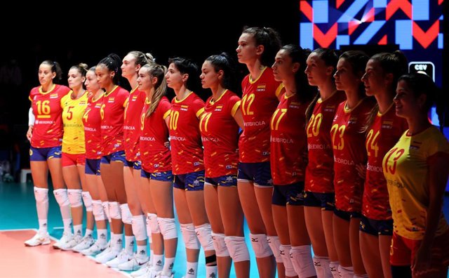 Archivo - La selección española femenina de voleibol antes del comienzo de un partido frente a Grecia