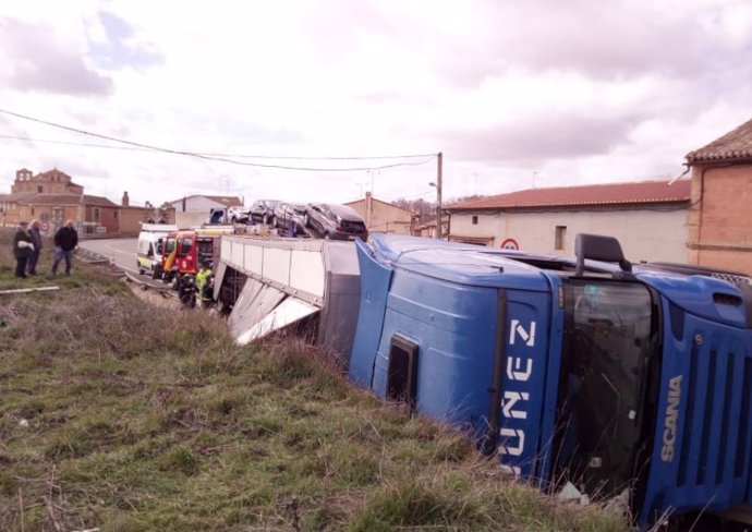 Accidente de un camión de transporte de cerdos en Valdunquillo (Valladolid).