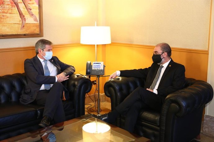 Archivo - El presidente del Gobierno de Aragón, Javier Lambán, y el líder de Cs Aragón, Daniel Pérez Calvo.