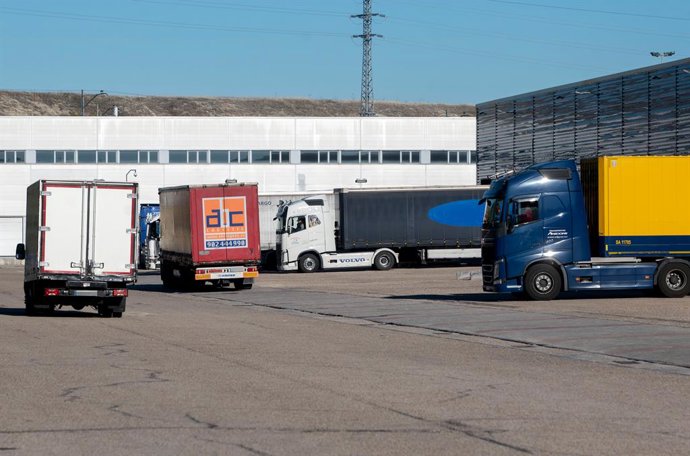 Archivo - Arxiu - Varis camions aparcats enfront d'un polígon, a 12 de novembre de 2021.