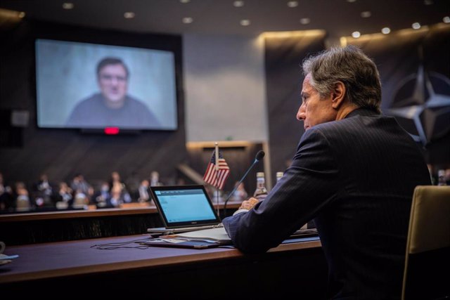 El secretario de Estado de Estados Unidos, Antony Blinken (D), durante la intervención del ministro de Exteriores de Ucrania, Dimitro Kuleba (en pantalla) durante una reunión de la OTAN