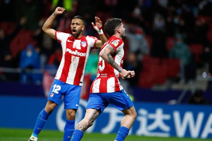 Rodrigo de Paul y Lodi celebran el 2-1 del Atlético frente al Cádiz