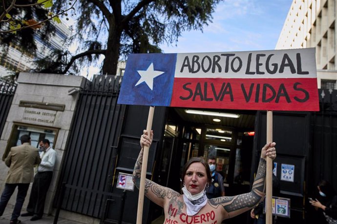 Archivo - Una activista de Femen participa con una pancarta en una protesta contra la nueva ley del aborto que ha entrado en vigor en Texas, frente a la embajada de EEUU, a 28 de septiembre de 2021, en Madrid, (España). 
