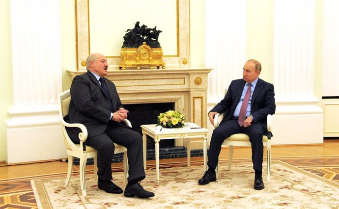 HANDOUT - 18 February 2022, Russia, Moscow: Russian President Vladimir Putin (R) meets with Belarusian President Alexander Lukashenko in Moscow. Photo: -/Kremlin/dpa - ATTENTION: editorial use only and only if the credit mentioned above is referenced in
