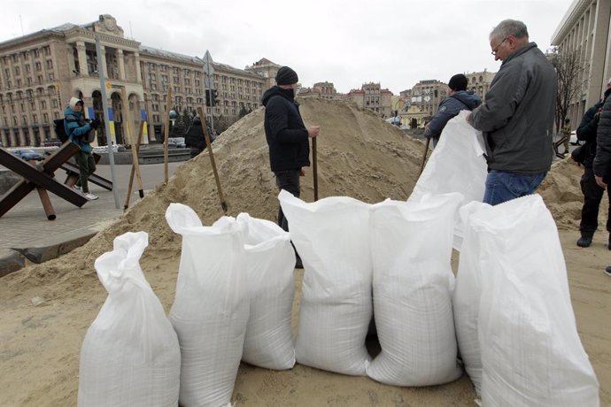 09 March 2022, Ukraine, Kiev: Men fill bags with sand for the defense of Kiev, due to the Russian invasion. Photo: -/Ukrinform/dpa