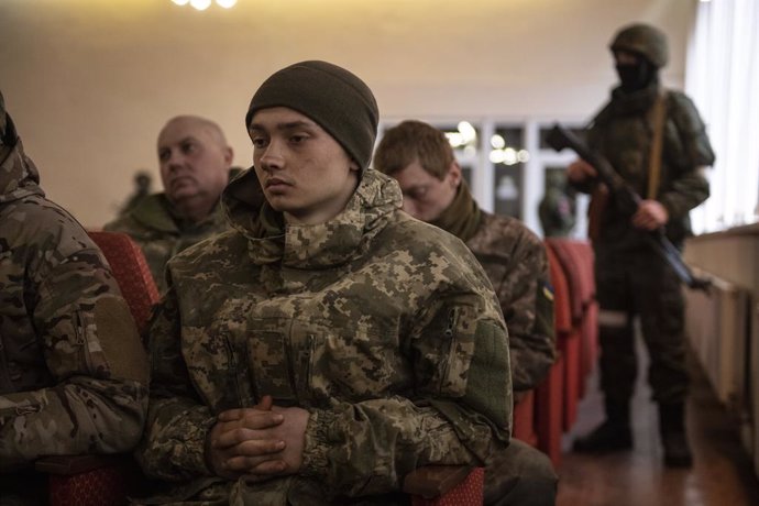 Soldados del ejército ucraniano que se rindieron voluntariamente son vistos en Lugansk, República Popular de Luhansk.,Imagen: 664931378, Licencia: Derechos gestionados, Restricciones: , Liberación de modelo: no, Línea de crédito: Valery Melnikov / Sputn