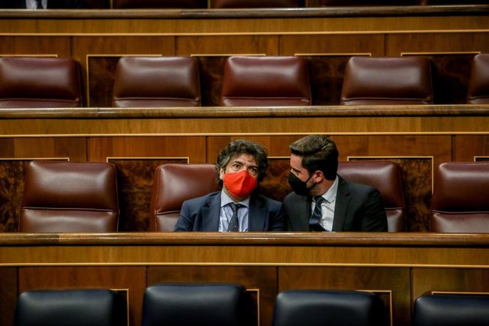 Archivo - El diputado del PP y portavoz adjunto del partido, Mario Garcés (i), en una sesión plenaria en el Congreso
