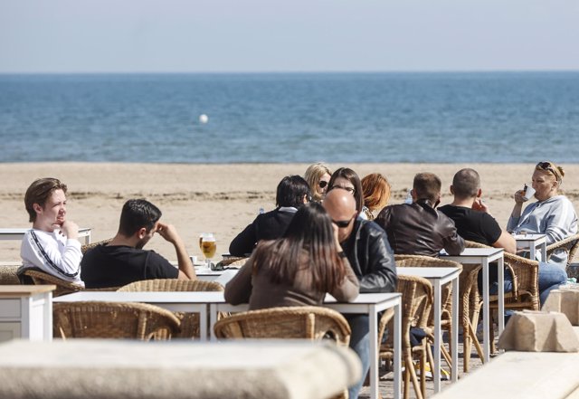 Ambiente de la Playa de la Valvarosa Valencia en Fallas 2022