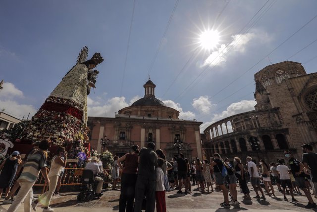 Varias personas acuden a visitar la imagen de la Virgen de los Desamparados, en la Plaza de la Virgen, a 5 de septiembre de 2021, en València, Comunidad Valenciana (España).